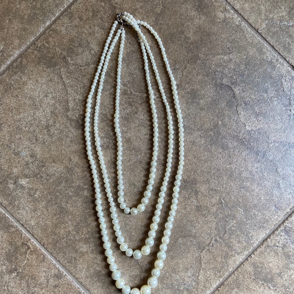 GUC - Pearl Necklace Faux - Triple Strand - Picture 7 of 11